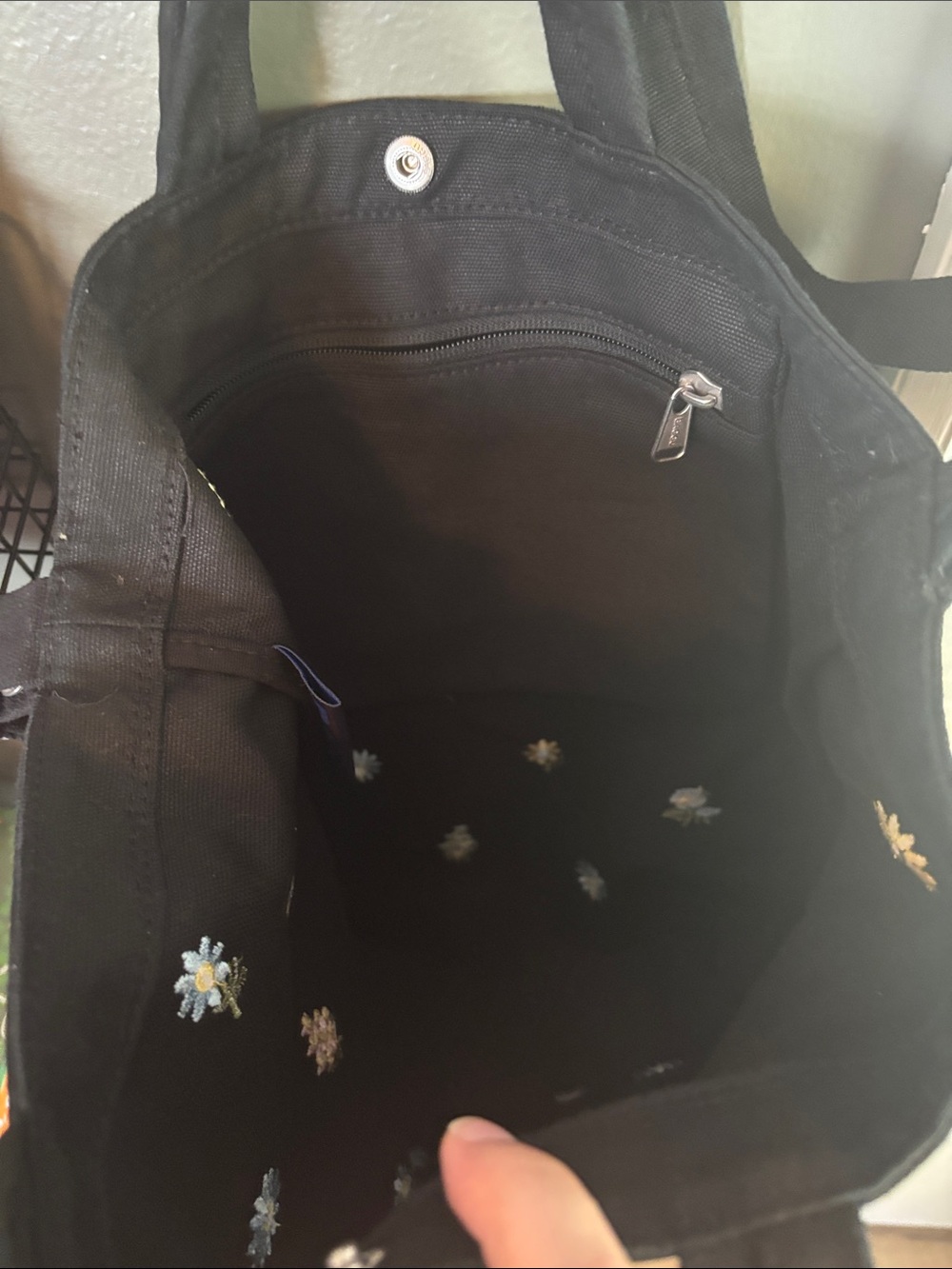 Baggu Vertical Duck Bag with Embroidered Flowers. Short and long strap - Picture 6 of 6